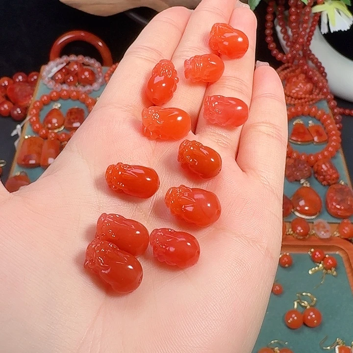 南红玛瑙未镶嵌貔貅通孔发其一