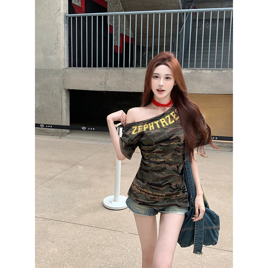 美式斜肩露肩迷彩短袖t恤女夏季设计感复古印花修身显瘦辣妹上衣