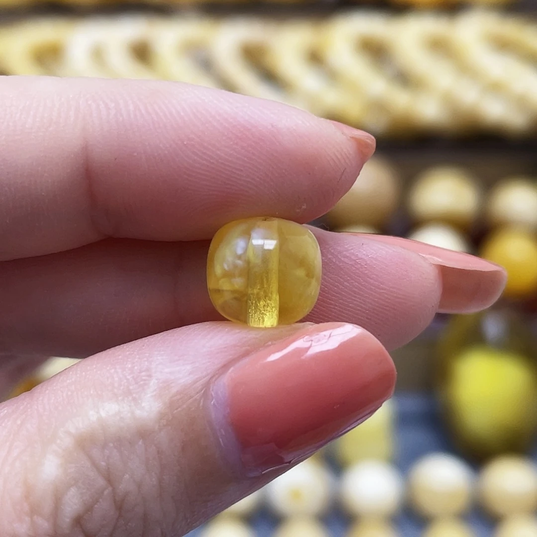 未镶嵌琥珀裸石9.5*8.8mm老型微瑕