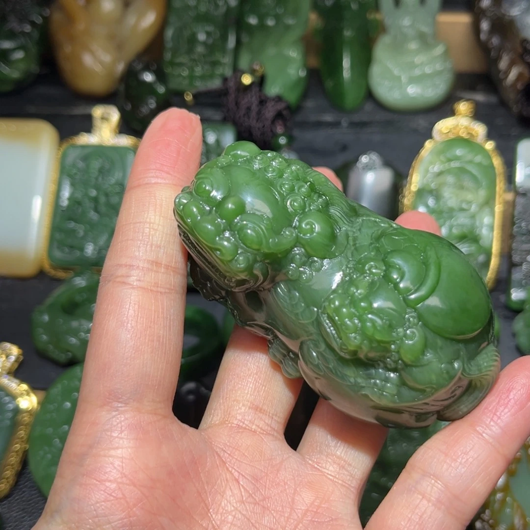 自***生和田玉未镶嵌颈饰