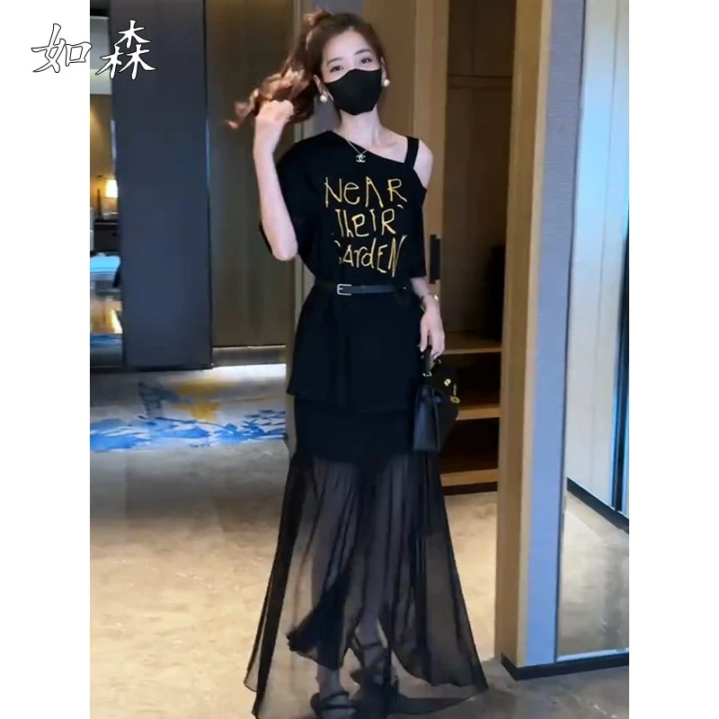 2025夏季新款时尚显瘦斜肩字母印花短袖上衣+拼接纱裙配腰带套装