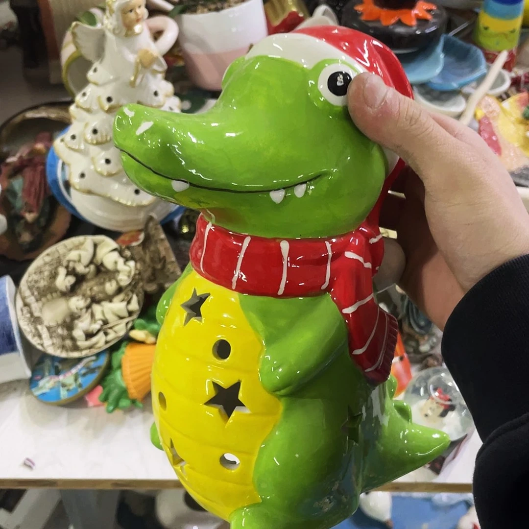 摆件   磕碰。