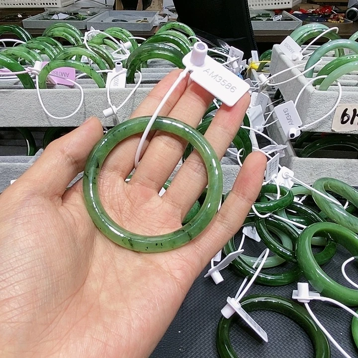 和田玉未镶嵌手镯