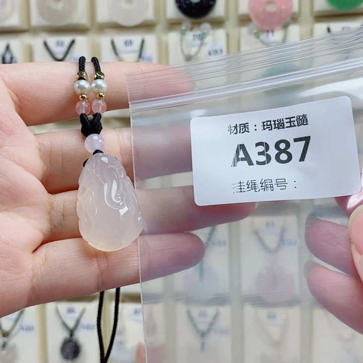 王***琦玛瑙/玉髓未镶嵌颈饰