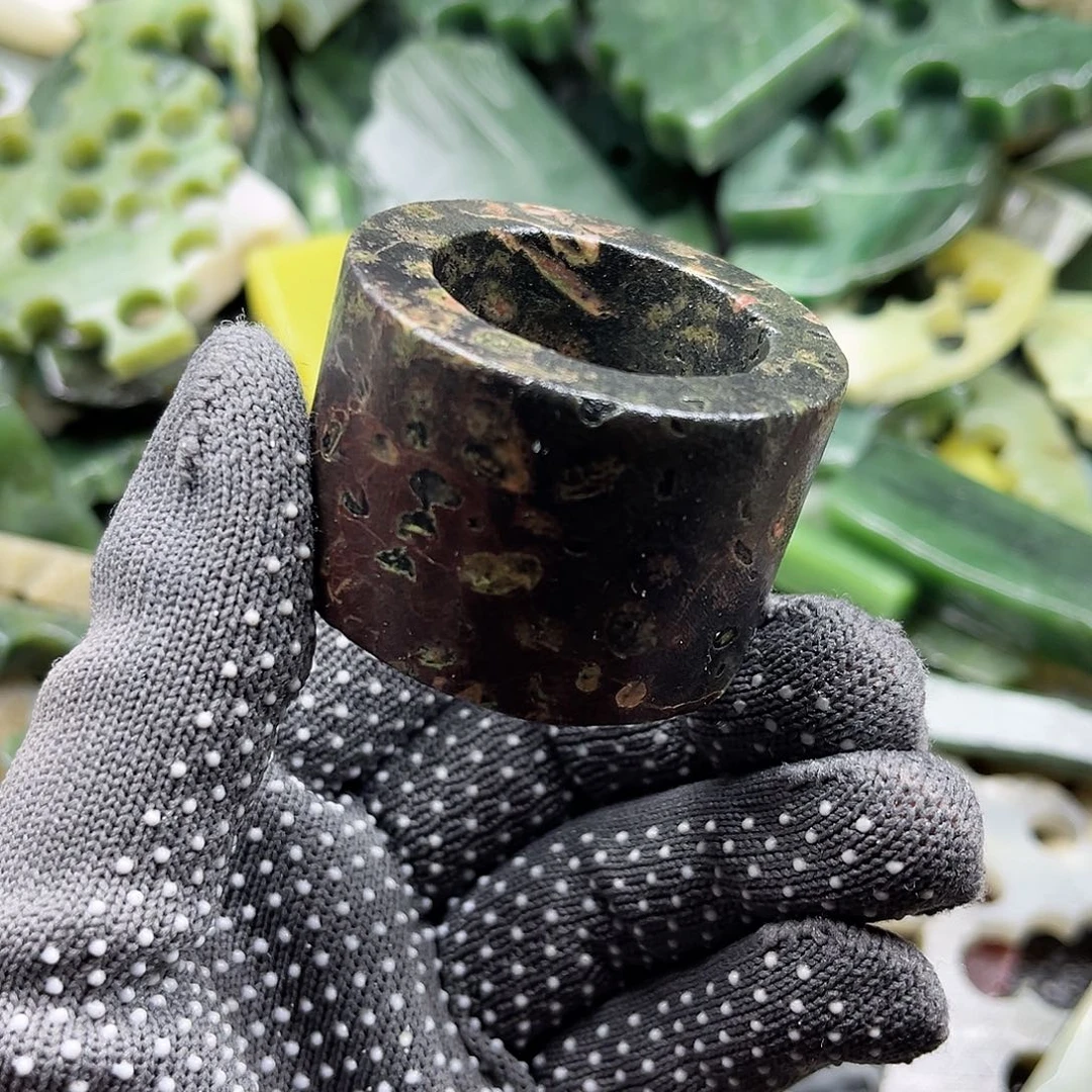 颈饰未镶嵌石英质玉