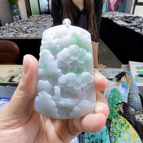 翡翠未镶嵌颈饰一个