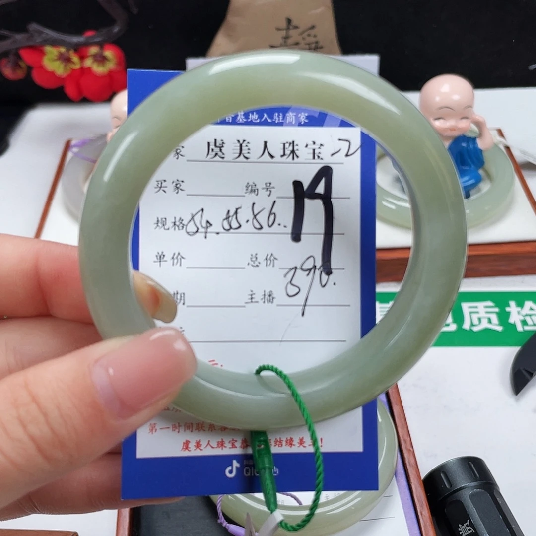 和田玉未镶嵌手镯