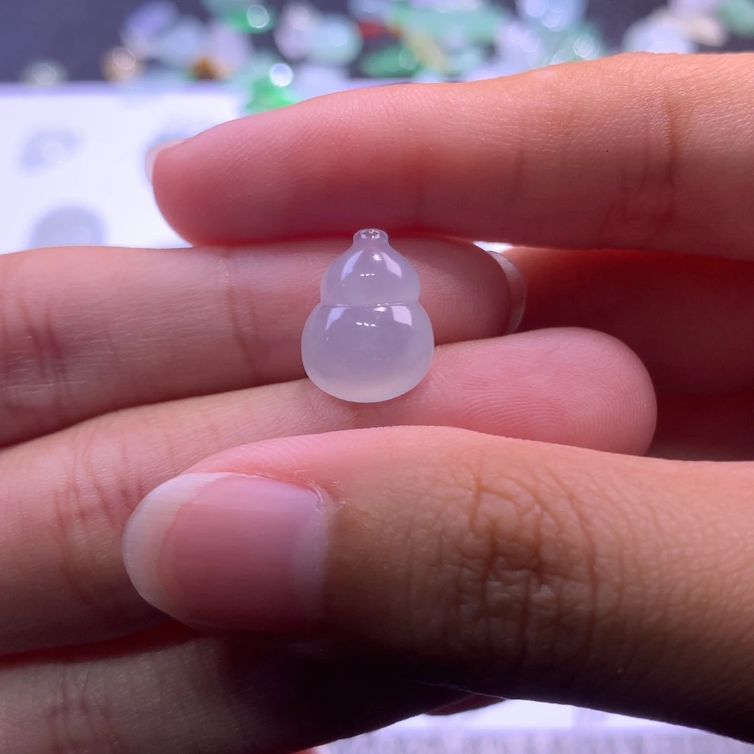 翡翠未镶嵌颈饰葫芦