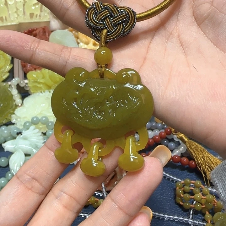 未镶嵌蛇纹石玉吊坠