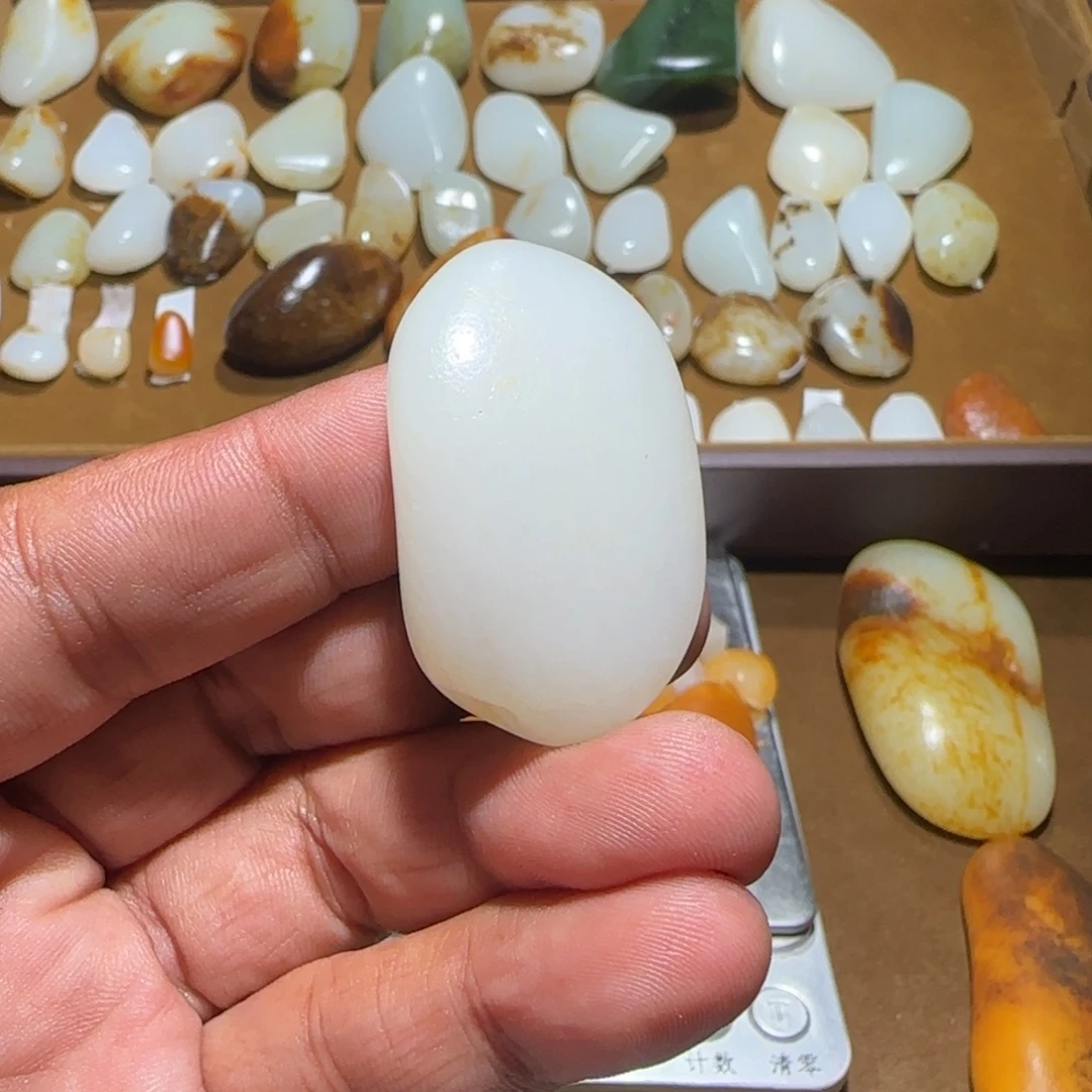 多***点和田玉（糖玉）未镶嵌颈饰