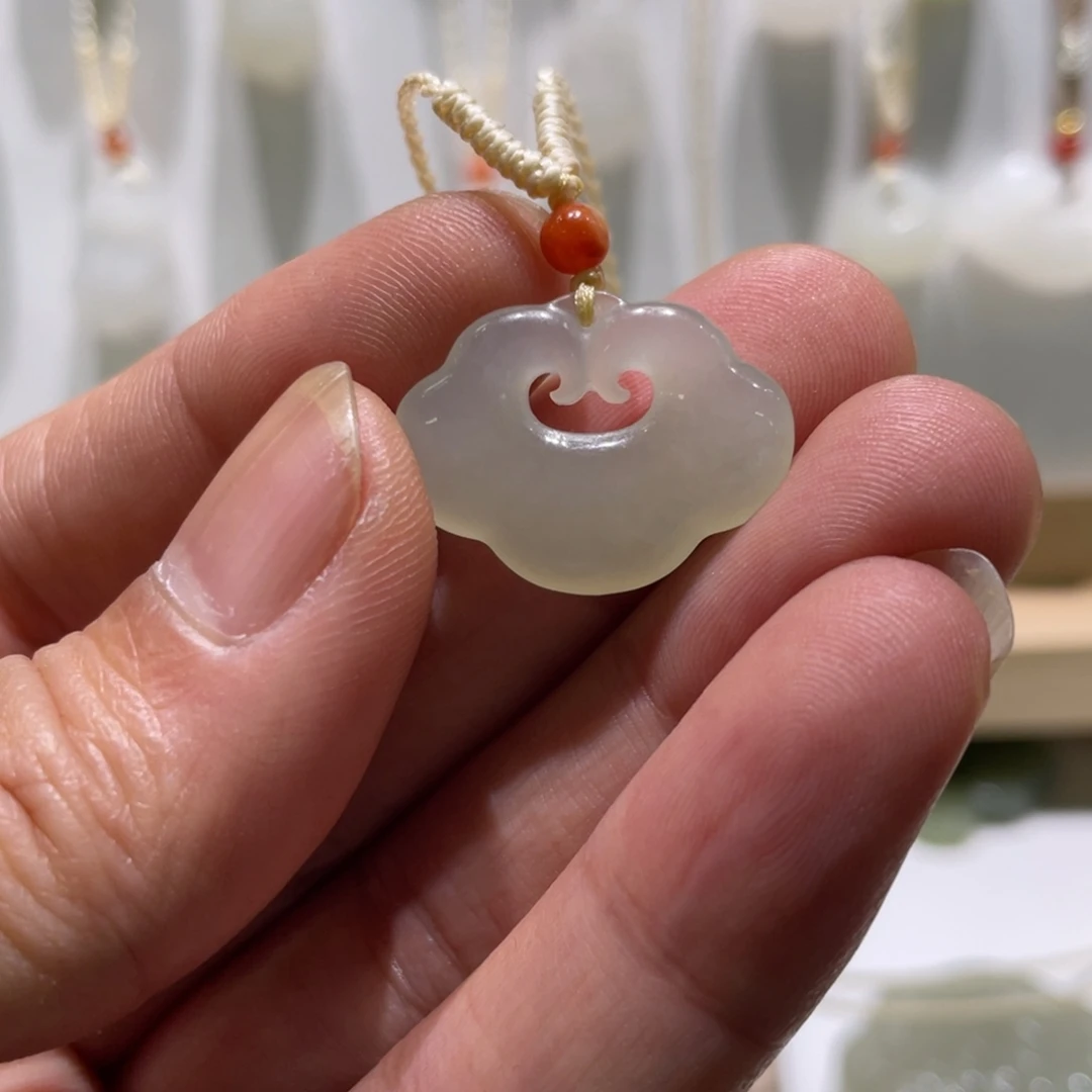 和田玉未镶嵌颈饰祥云锁