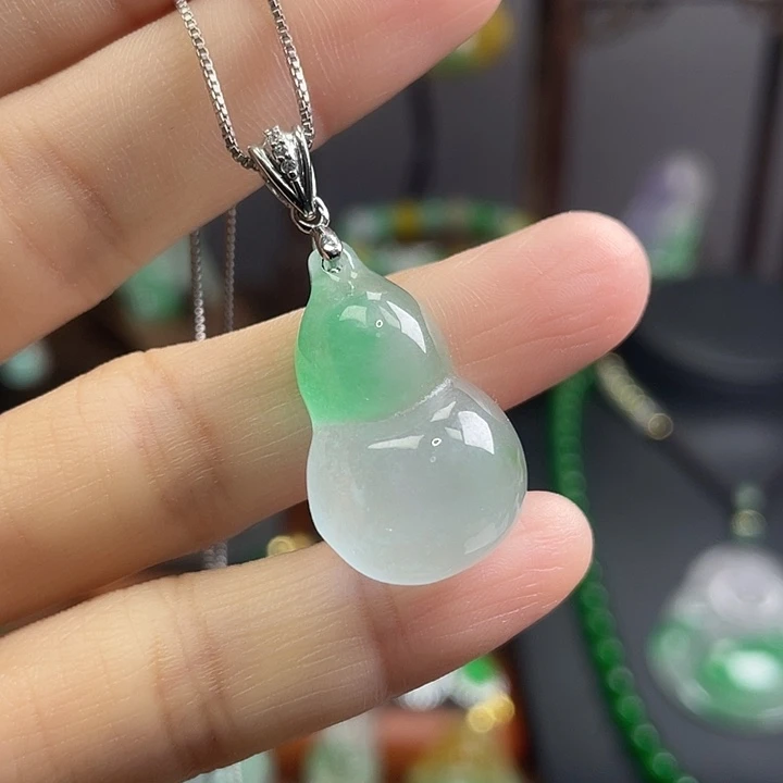 翡翠未镶嵌吊坠(赠链)