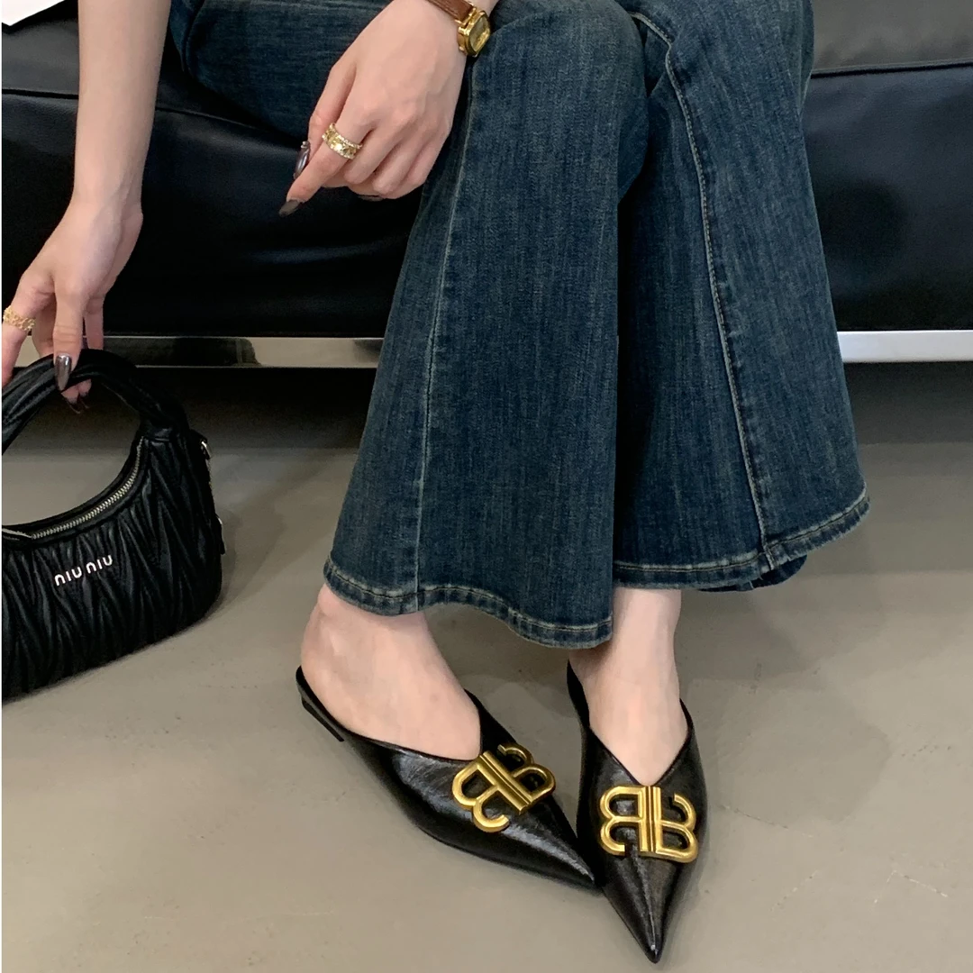 【原创】2025-10新款尖头细跟中跟欧美时尚包头半拖金属扣高跟拖鞋