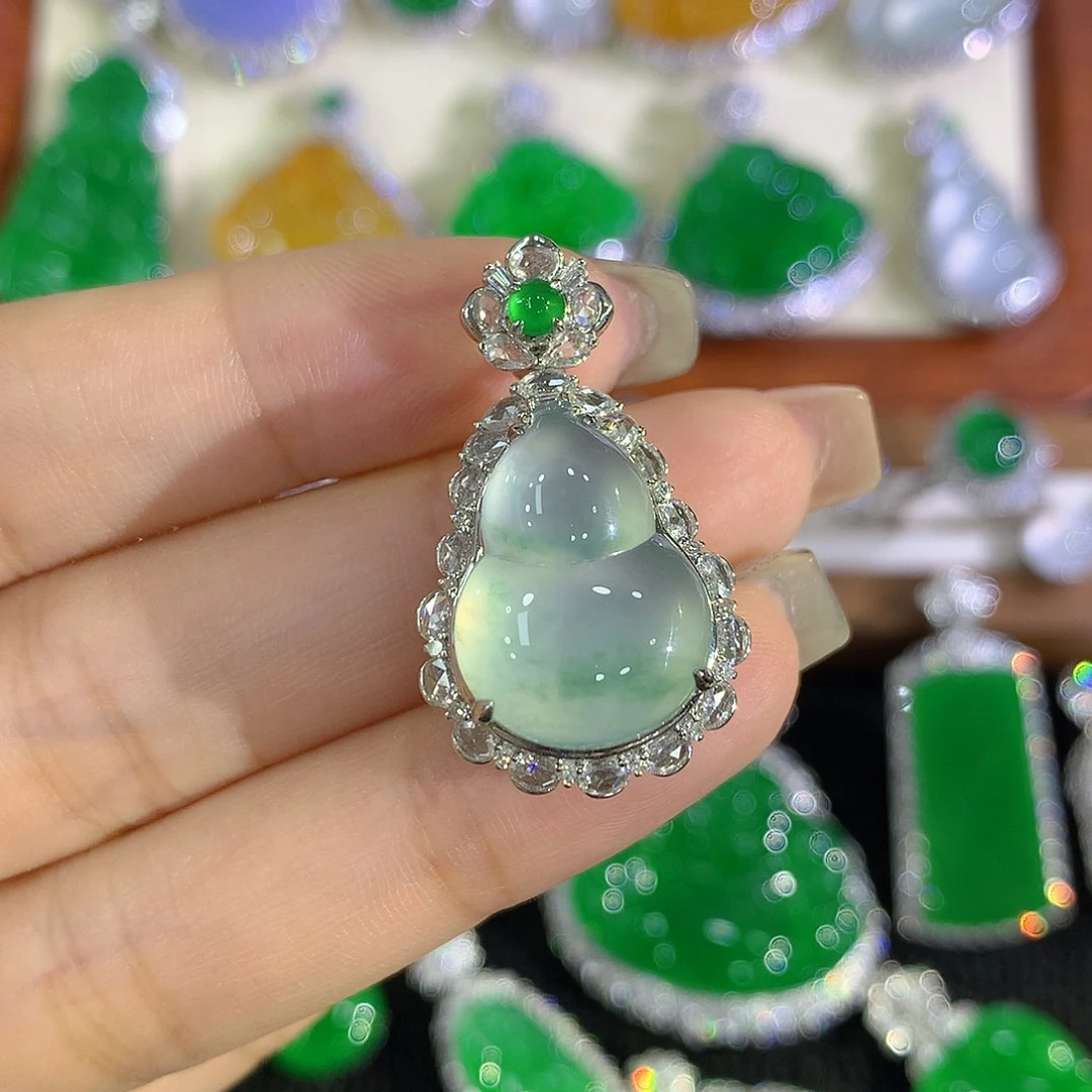 颈饰18K金镶嵌翡翠葫芦