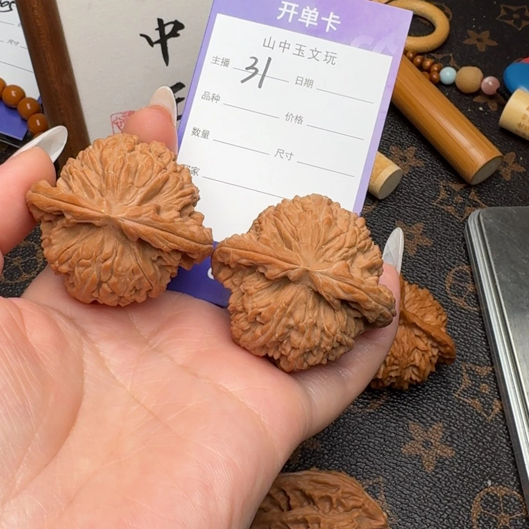 远***方文玩核桃把件45.5白狮子31