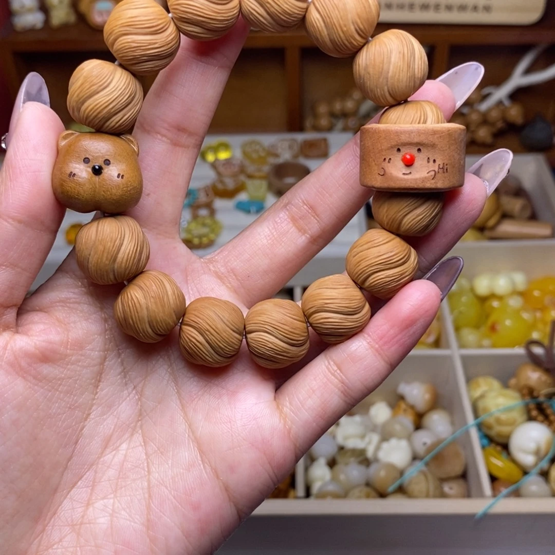 猴头核桃吊坠红鼻子小熊卷卷酥手串