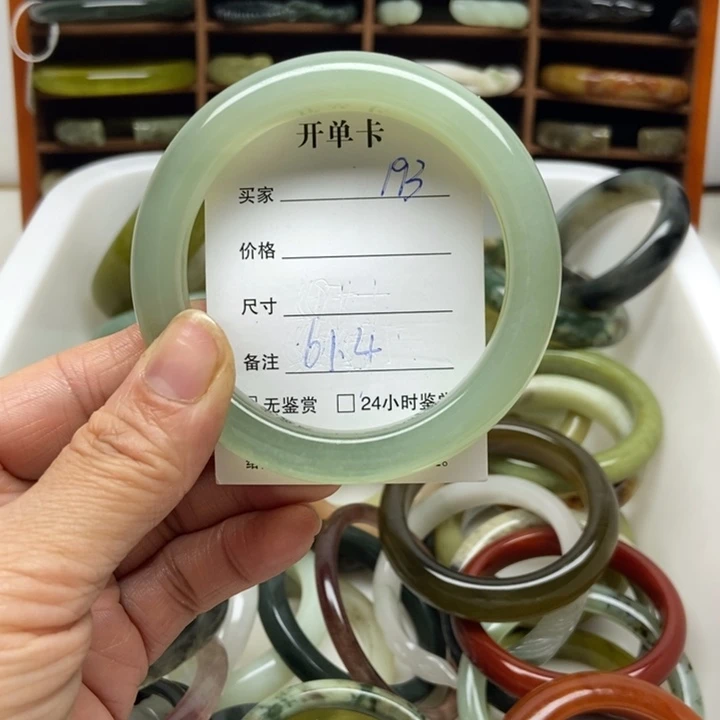 呼***瓜蛇纹石玉未镶嵌手镯