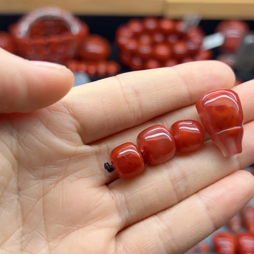 南红玛瑙配饰未镶嵌中****史