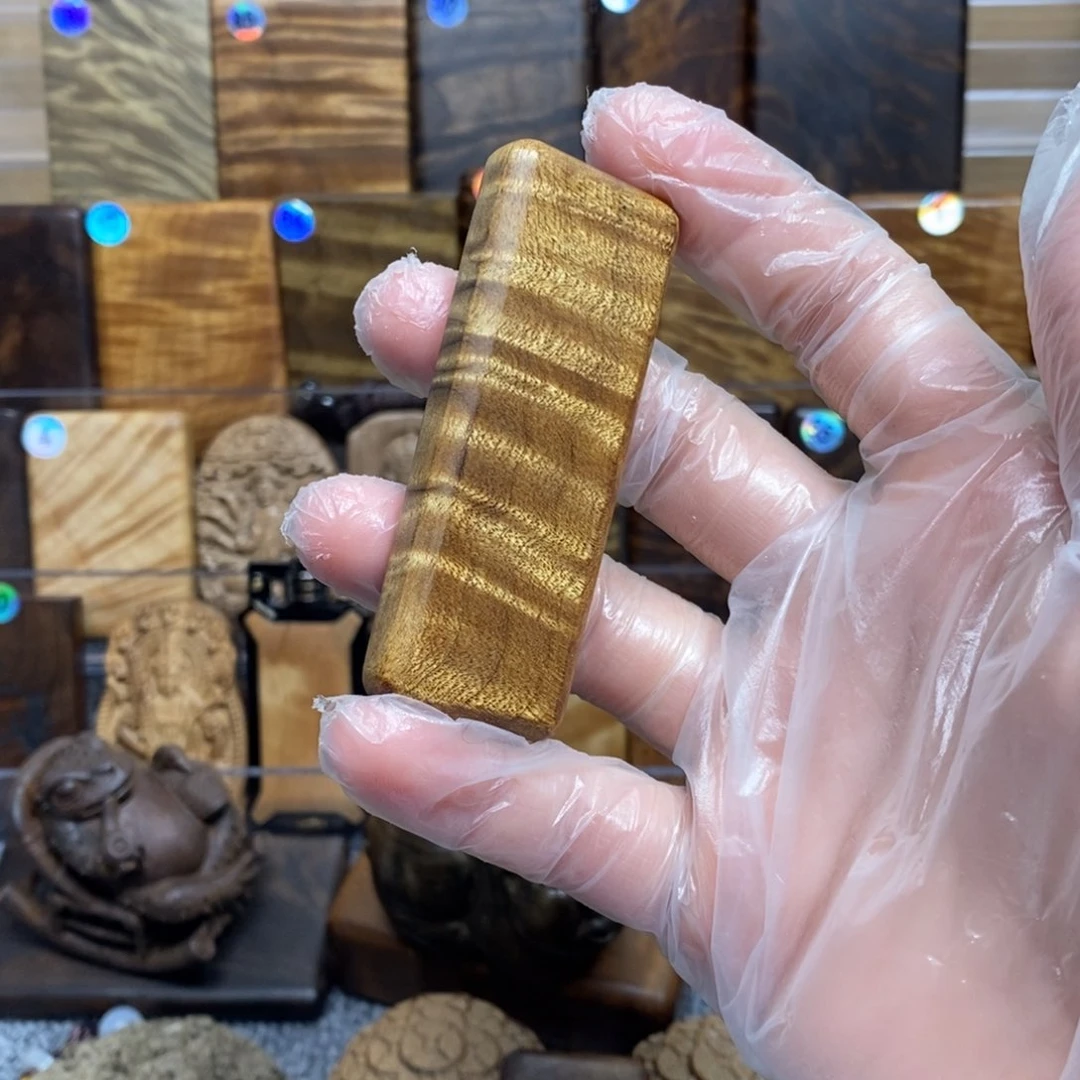 金丝楠把件b****.金丝楠木小叶桢楠