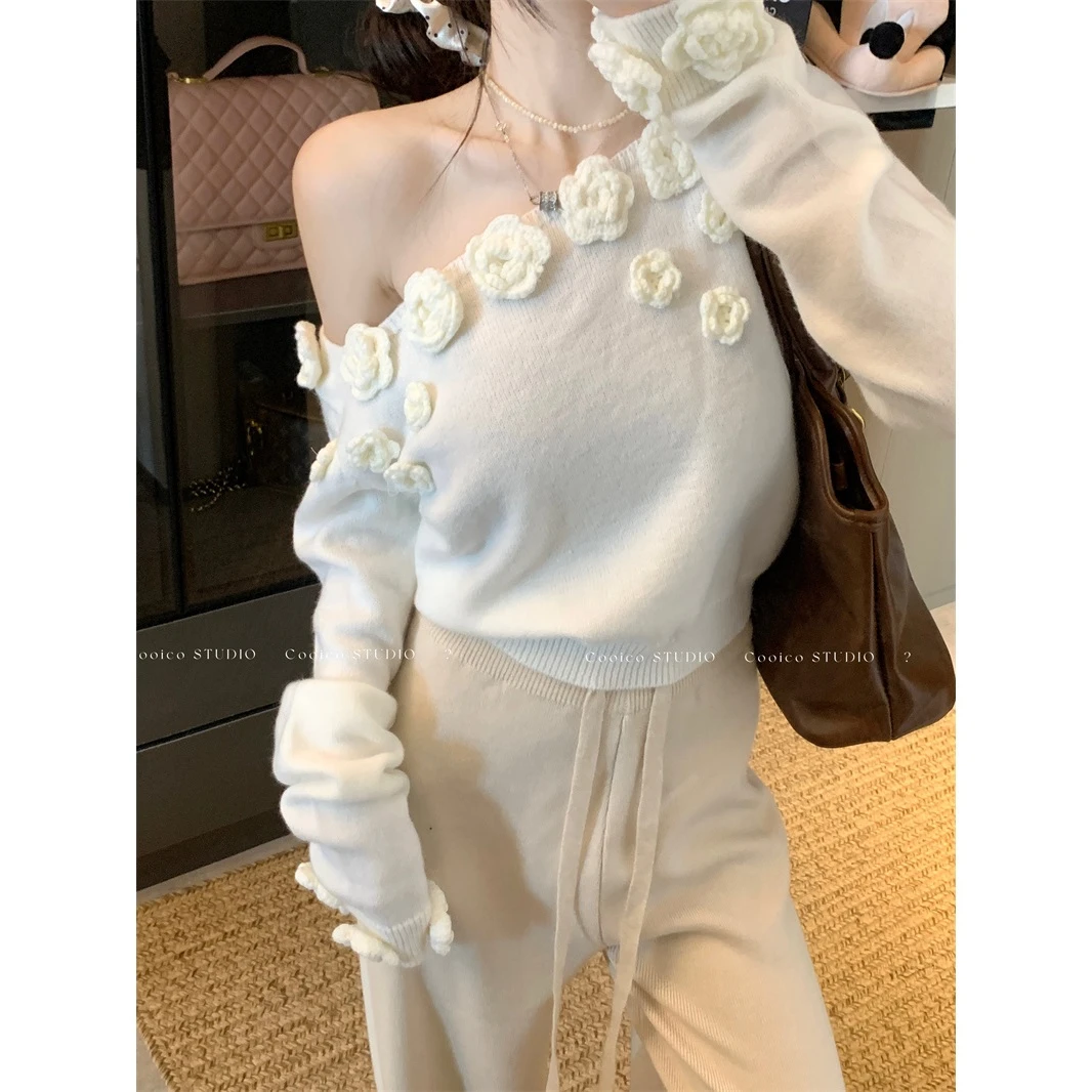 纯欲白色立体花朵斜肩毛衣女秋冬季甜美设计感露肩短款针织衫上衣