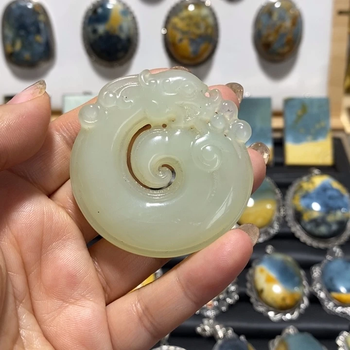 蛇纹石玉未镶嵌颈饰