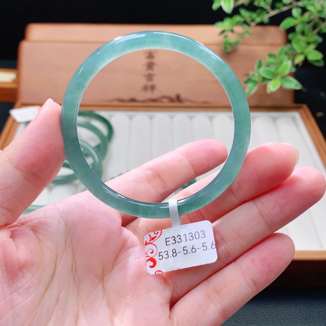 翡翠未镶嵌手镯（圆镯）