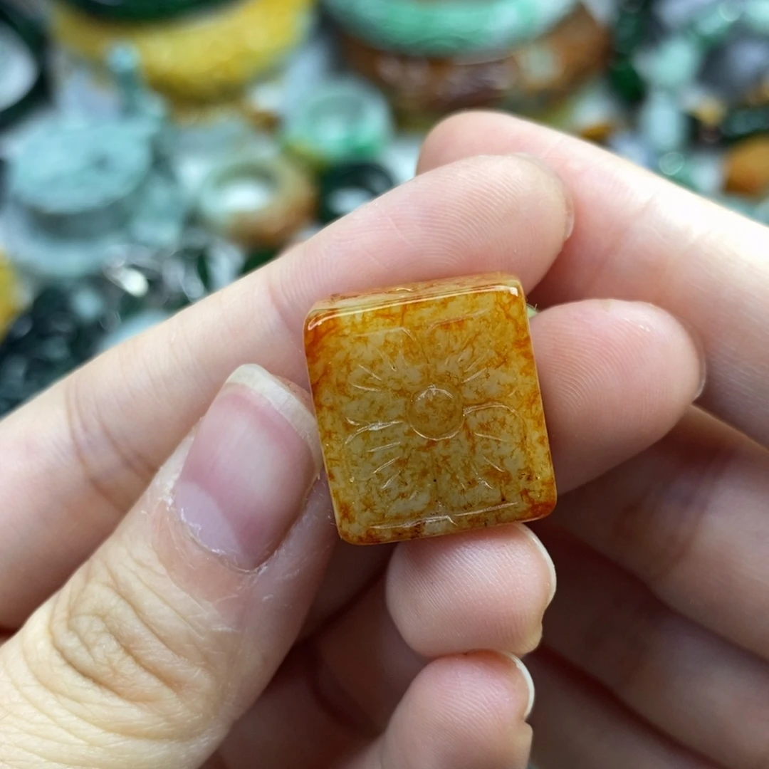 颈饰未镶嵌翡翠吊坠：裸发