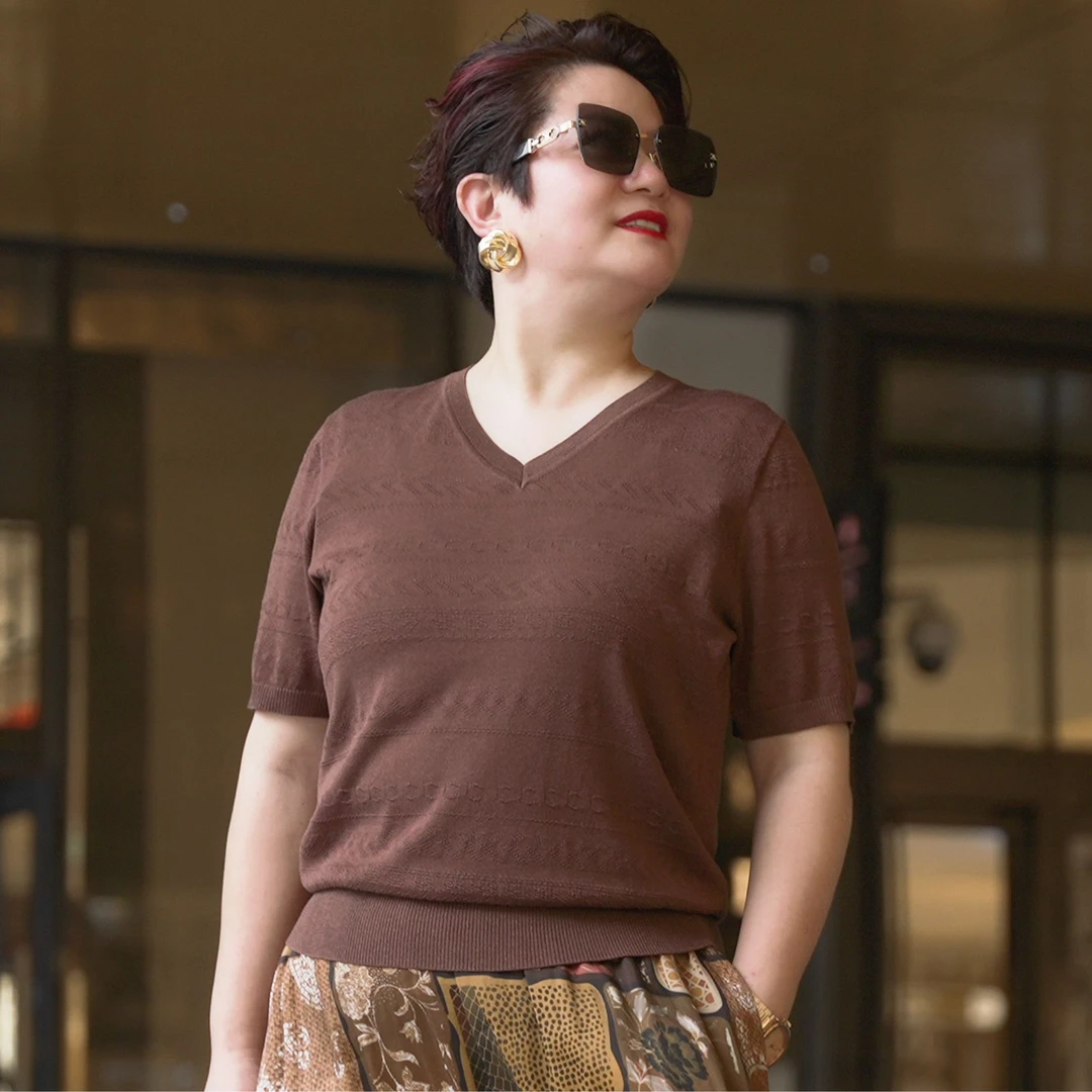 向红同学2025夏季新款时尚棕调魅力简约V领优雅格调大码上衣SY135