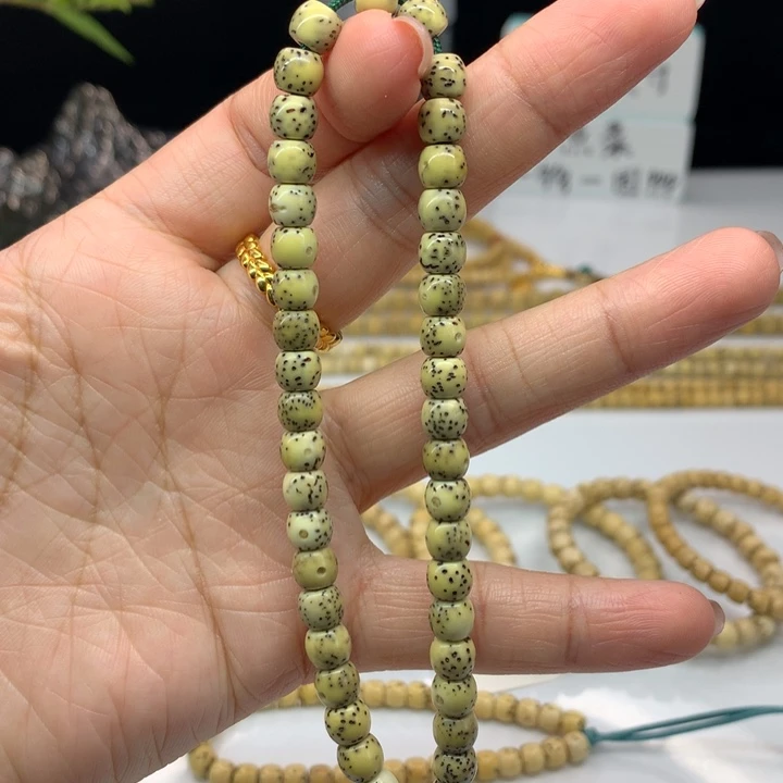 星月菩提吊坠5.6手持。