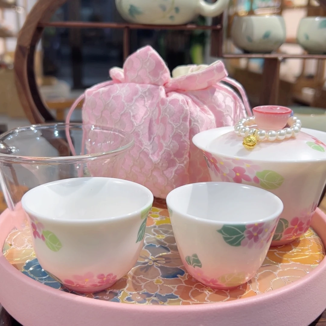 粉色绣球套住盖碗公道杯一个主人呗，一个嗑呗，搭配我们的布包