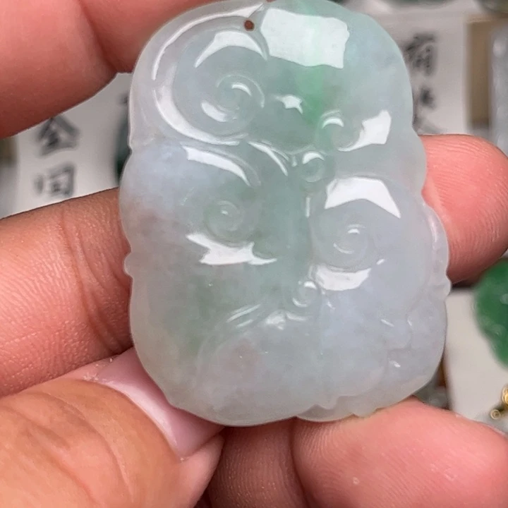 翡翠未镶嵌颈饰如意