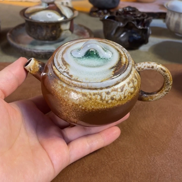 三足壶。  景德镇柴烧。