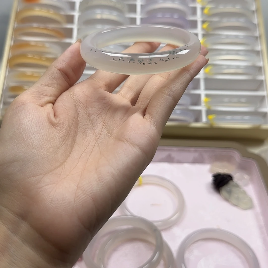 玛瑙/玉髓手镯未镶嵌倒***柳