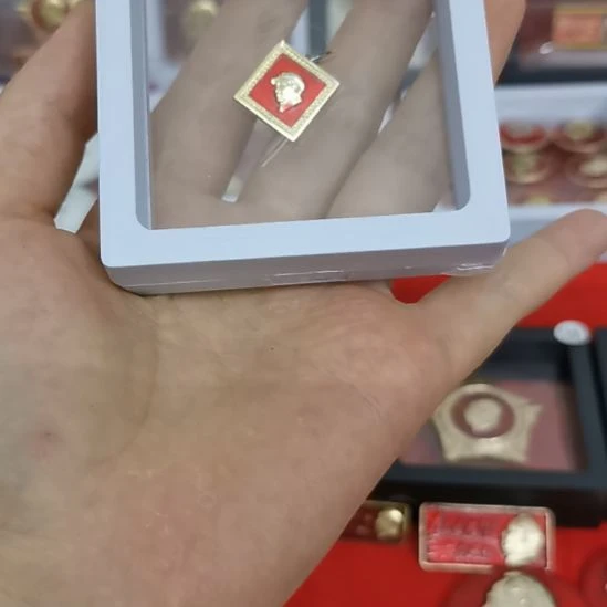 其他普通金属用****8红色收藏纪念章1个