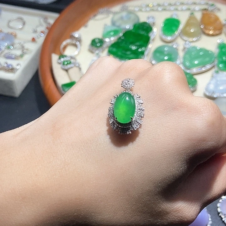 颈饰18K金镶嵌翡翠