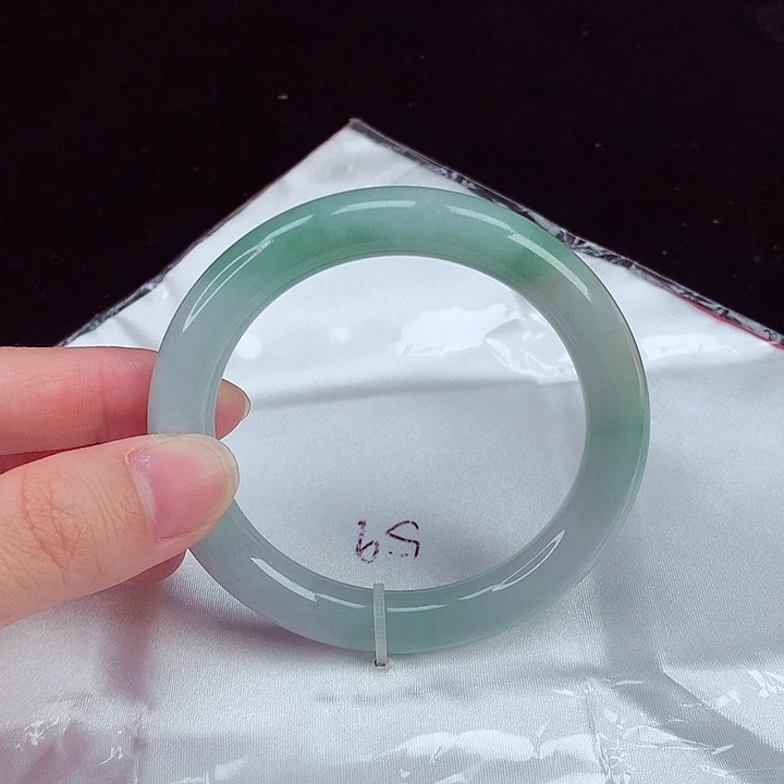 翡翠手镯未镶嵌翡翠