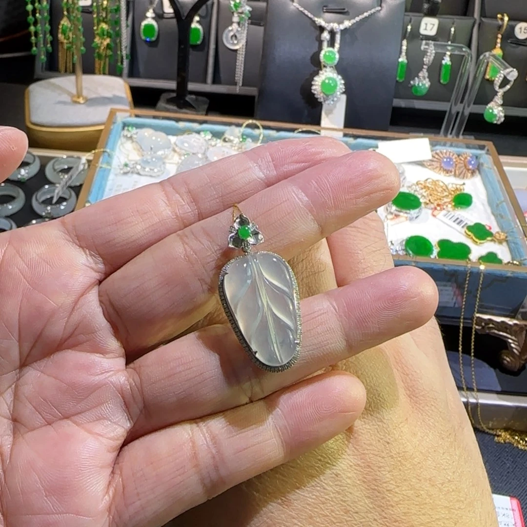 翡翠18K金镶嵌颈饰吊坠