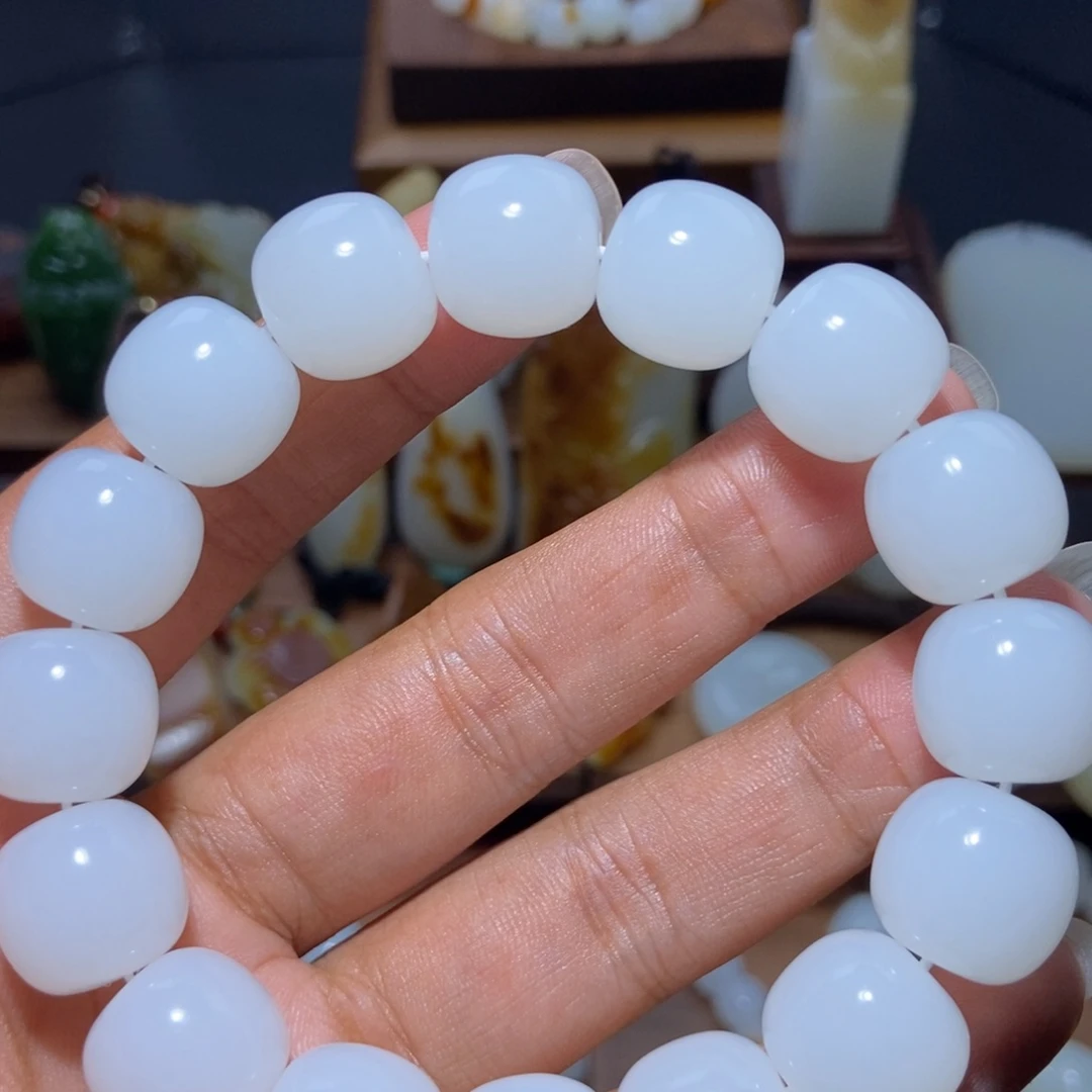 鹏***艺颈饰未镶嵌和田玉