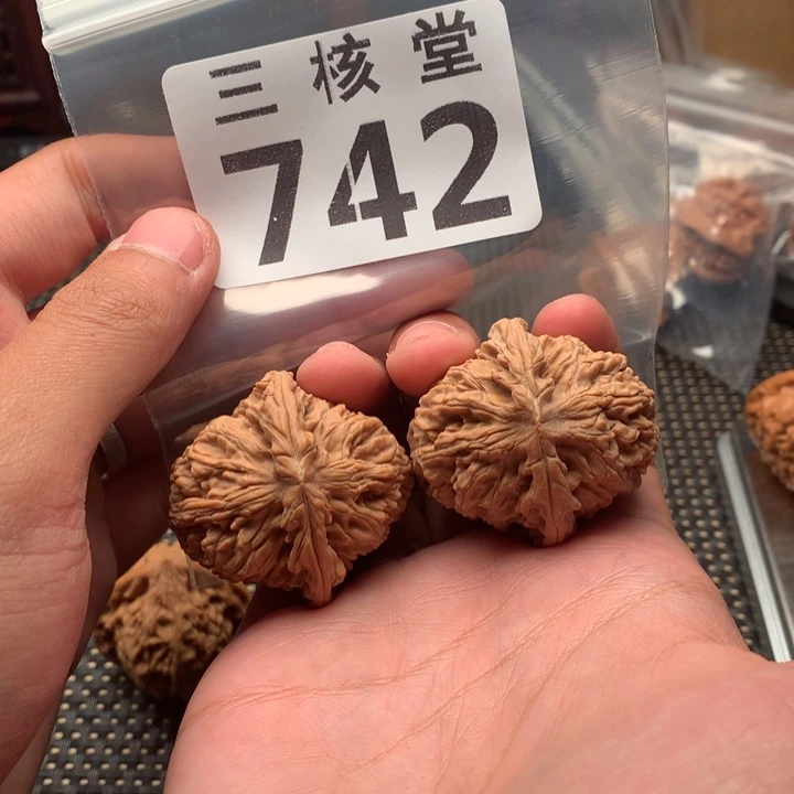 文玩核桃把件野生