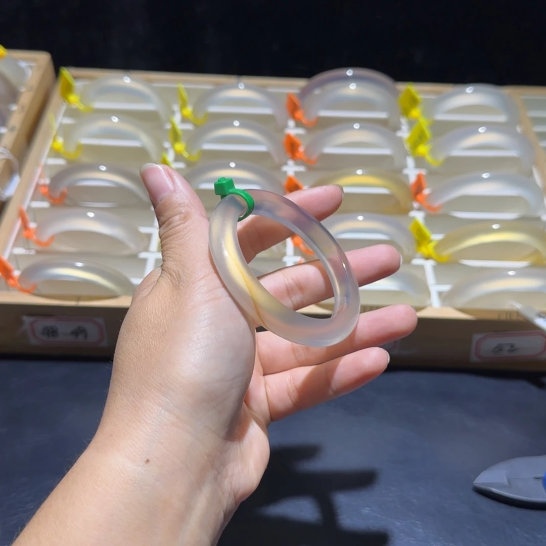有***橘玛瑙/玉髓未镶嵌手镯