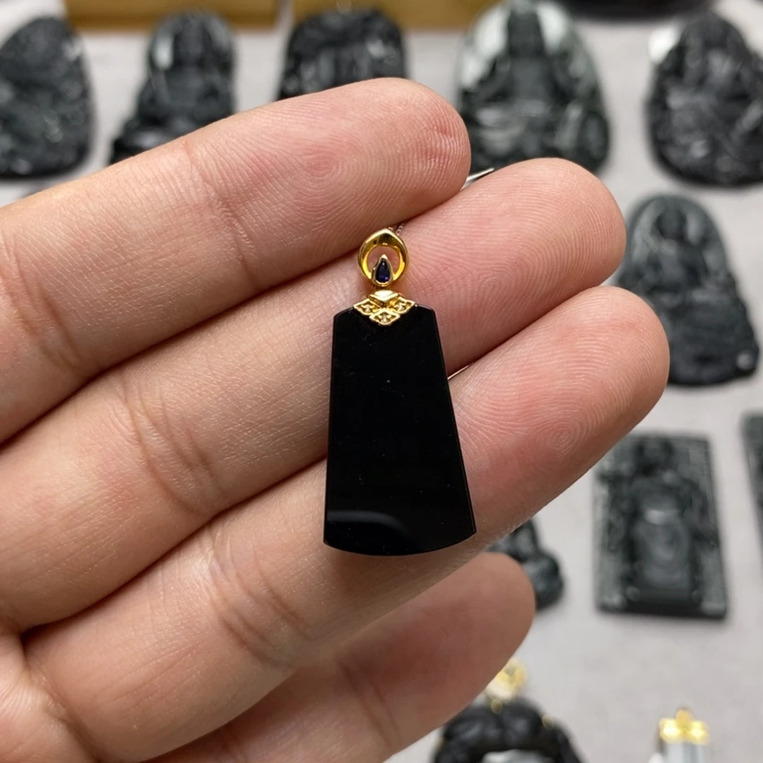 翡翠18K金镶嵌颈饰无事牌