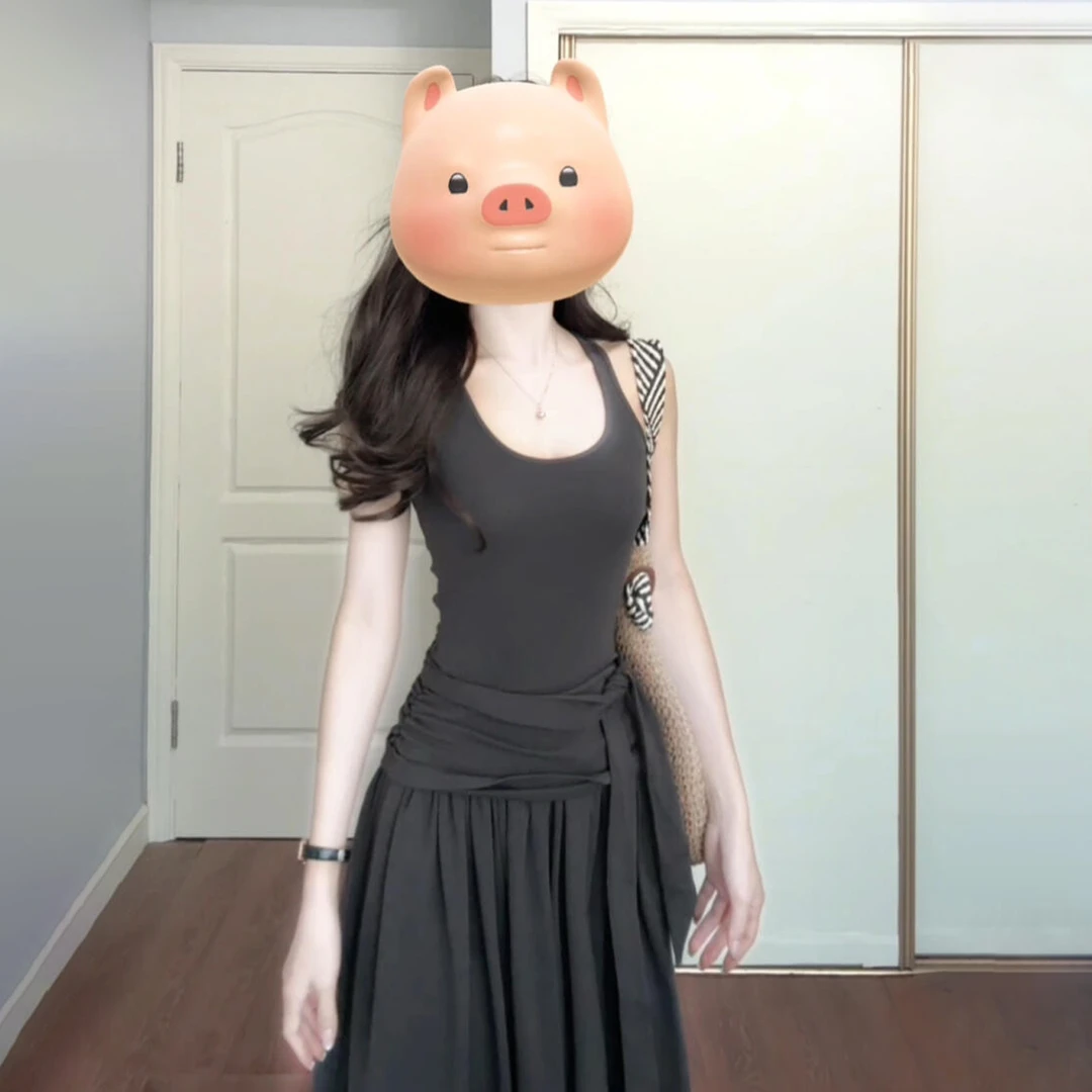 法式灰色针织吊带连衣裙子女2025新款修身显瘦收腰设计感褶皱长裙