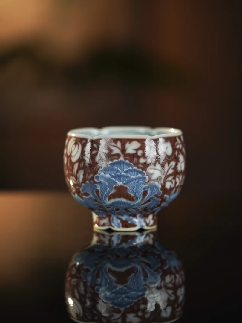 《畅怀堂》青花釉里红繁花似锦卉影杯