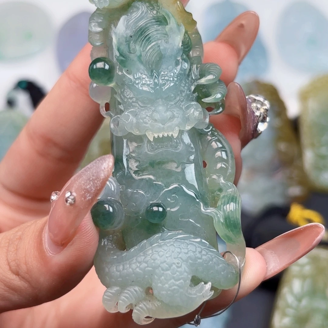 赫***特翡翠未镶嵌颈饰龙柱