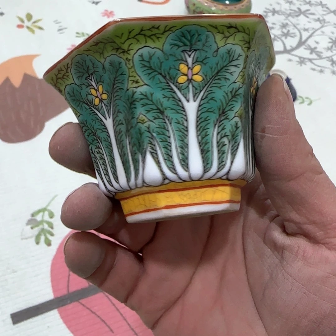 瓷片瓷器上还写满红花绿