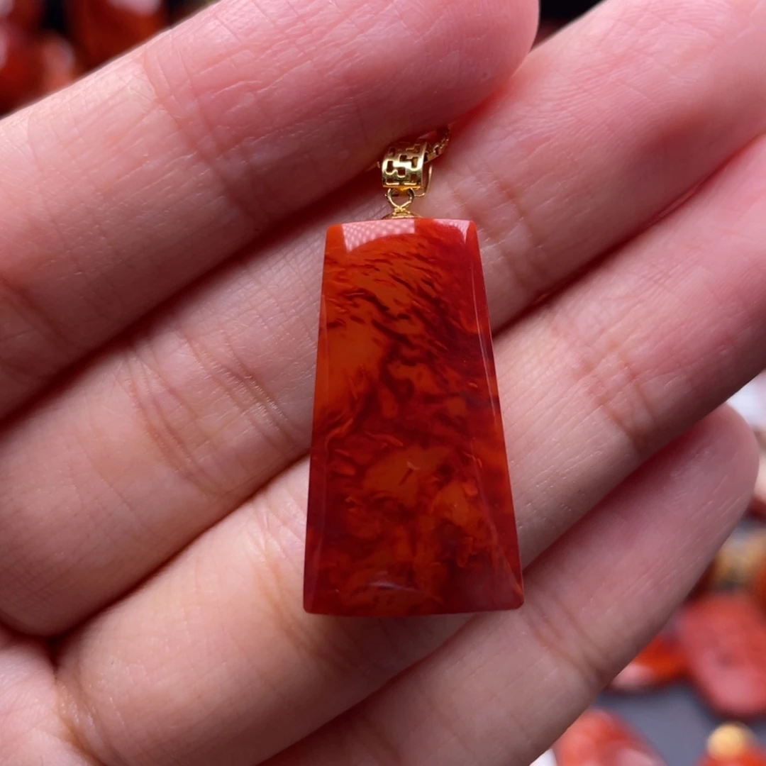 南红玛瑙18K金镶嵌珠宝奇石无事牌吊坠