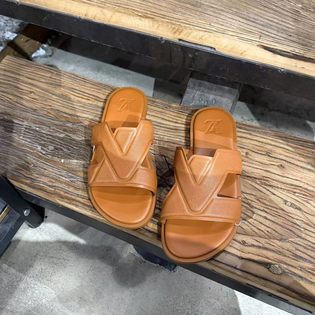 99新 LouisVuitton/路易威登 棕色浮雕大logo二舅夏季平底拖鞋