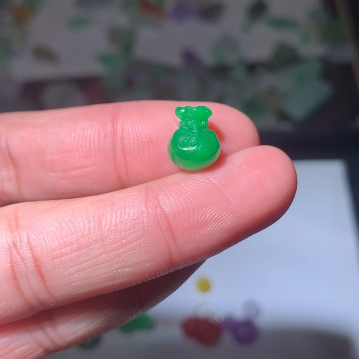 翡翠未镶嵌颈饰挂件