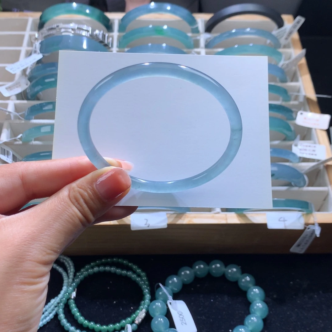 翡翠未镶嵌手镯冰蓝