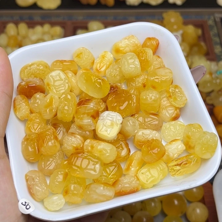 蜜蜡未镶嵌珠宝奇石鸡油黄满蜡妖花俏色貔貅